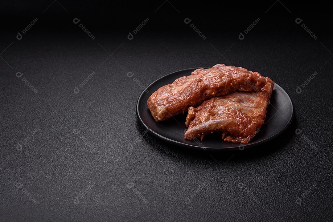 Costela de bovino assado em uma mesa de concreto