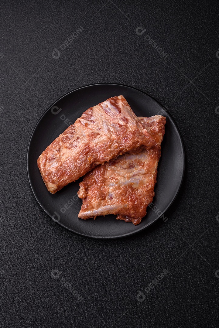 Costela de bovino assado em uma mesa de concreto