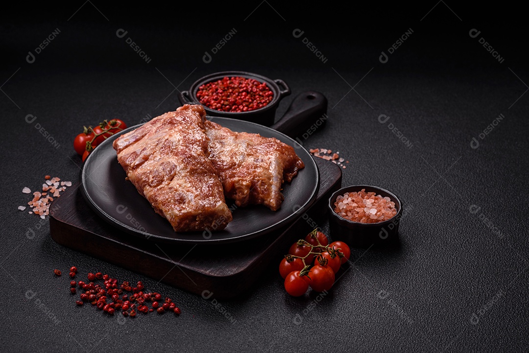 Costela de bovino assado em uma mesa de concreto