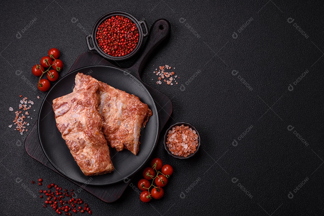 Costela de bovino assado em uma mesa de concreto
