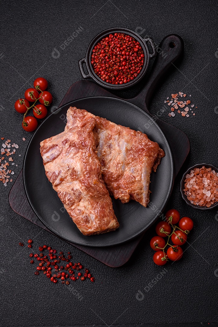 Costela de bovino assado em uma mesa de concreto