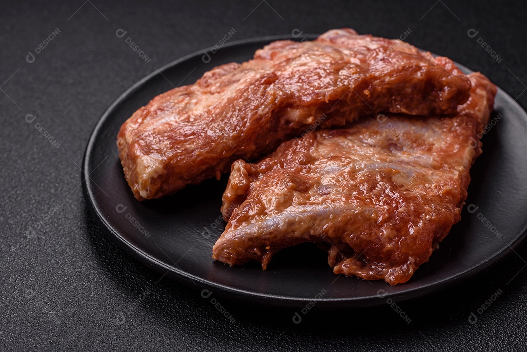 Costela de bovino assado em uma mesa de concreto