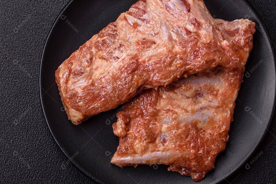 Costela de bovino assado em uma mesa de concreto