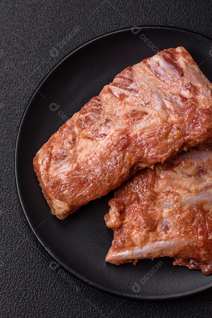 Costela de bovino assado em uma mesa de concreto