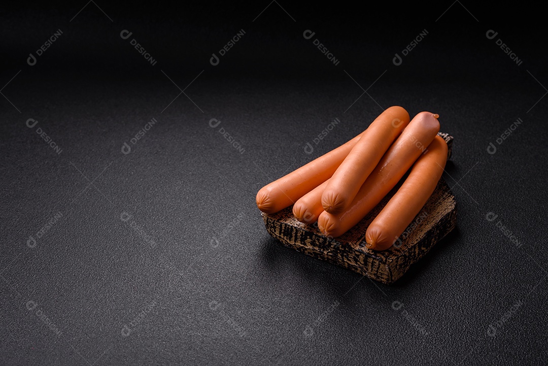 Deliciosa salsicha pré cozido em uma mesa de concreto
