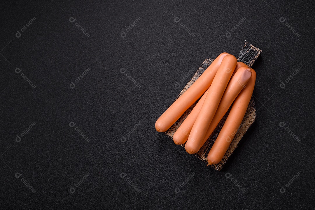 Deliciosa salsicha pré cozido em uma mesa de concreto