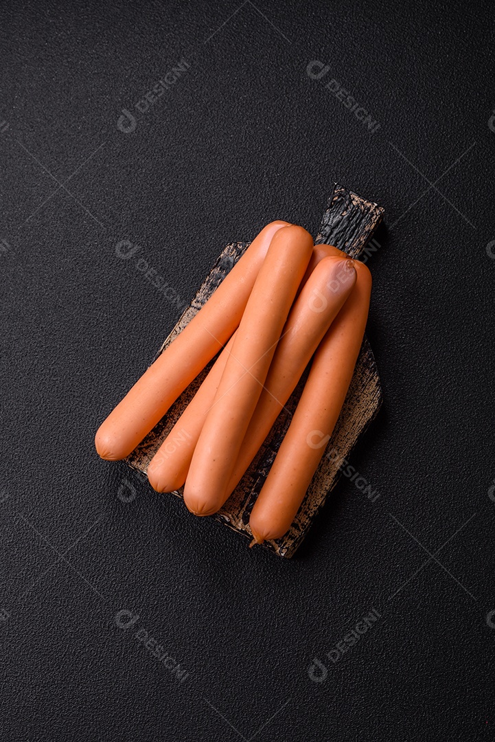 Deliciosa salsicha pré cozido em uma mesa de concreto