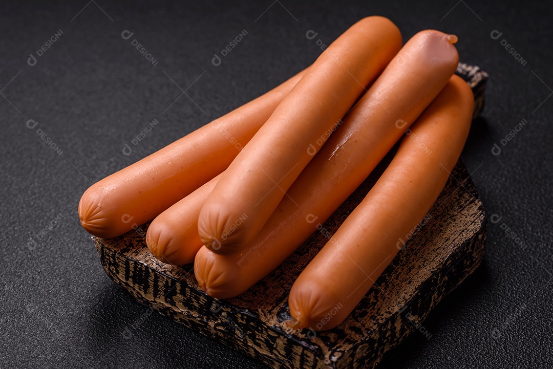 Deliciosa salsicha pré cozido em uma mesa de concreto