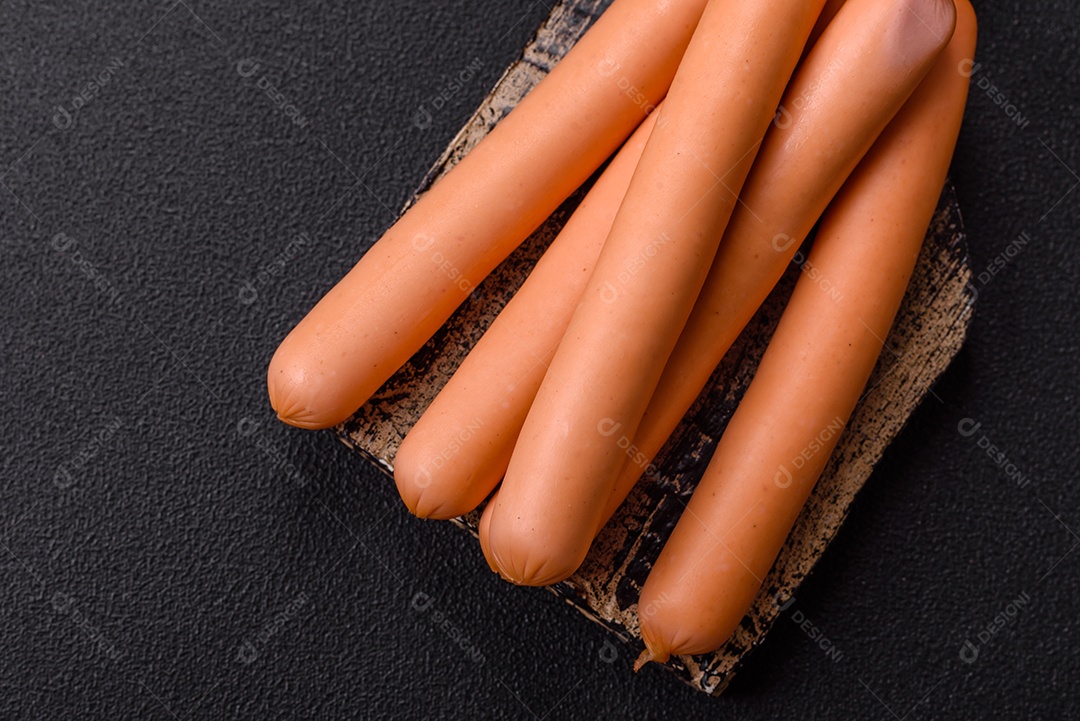 Deliciosa salsicha pré cozido em uma mesa de concreto