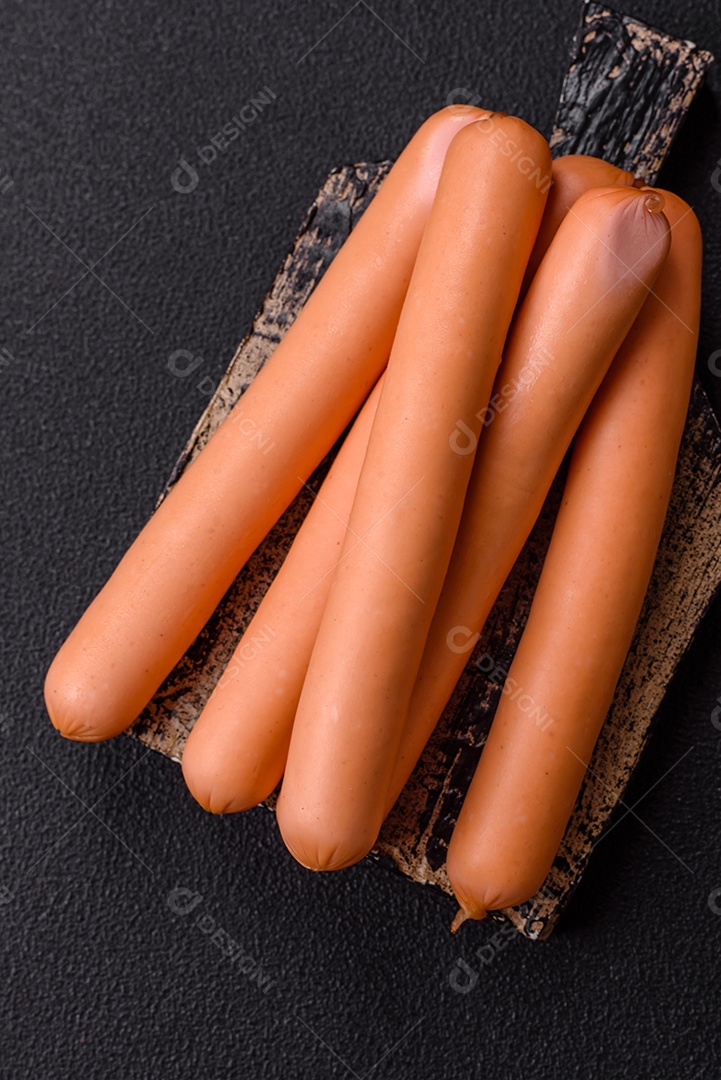 Deliciosa salsicha pré cozido em uma mesa de concreto