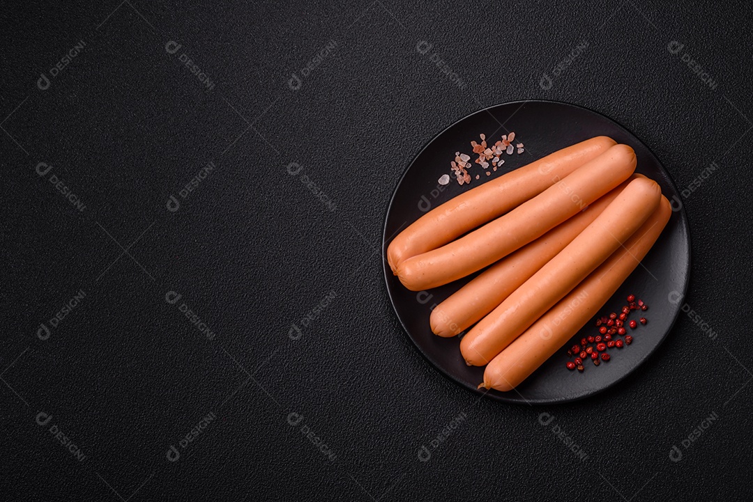 Deliciosa salsicha pré cozido em uma mesa de concreto