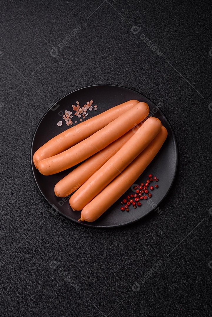 Deliciosa salsicha pré cozido em uma mesa de concreto