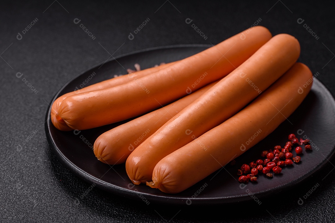 Deliciosa salsicha pré cozido em uma mesa de concreto