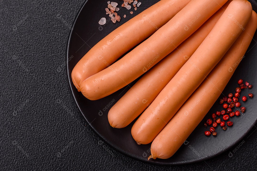Deliciosa salsicha pré cozido em uma mesa de concreto