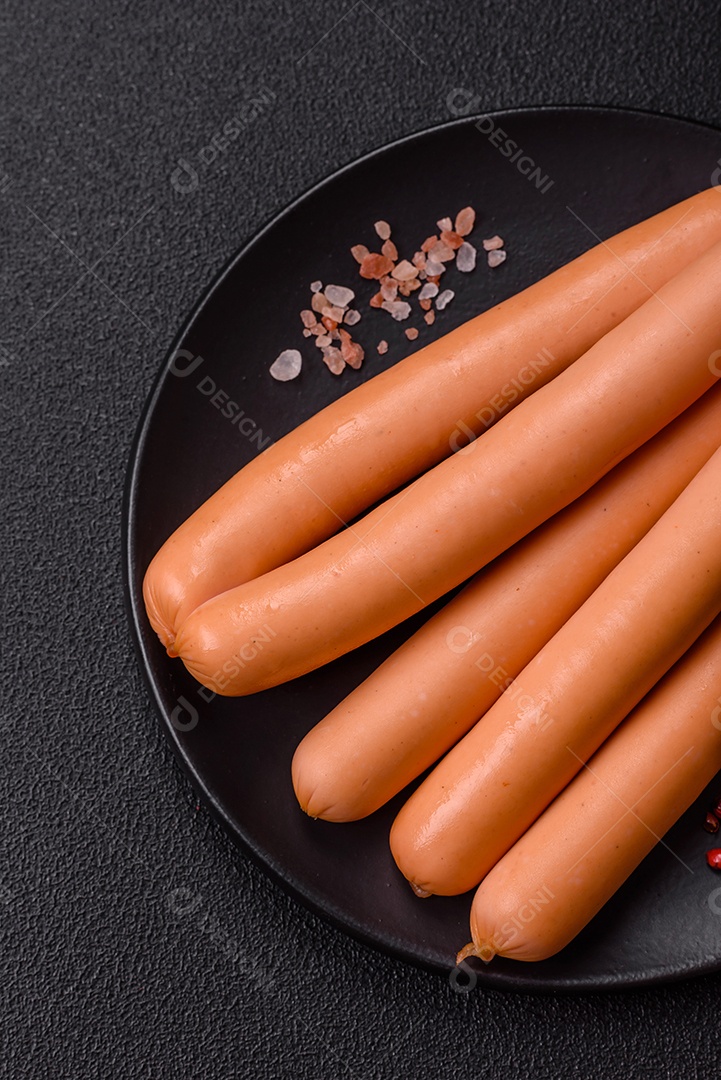 Deliciosa salsicha pré cozido em uma mesa de concreto