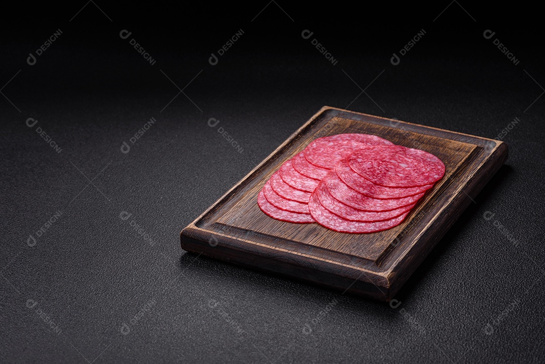Delicioso salame fatiado em uma mesa de concreto