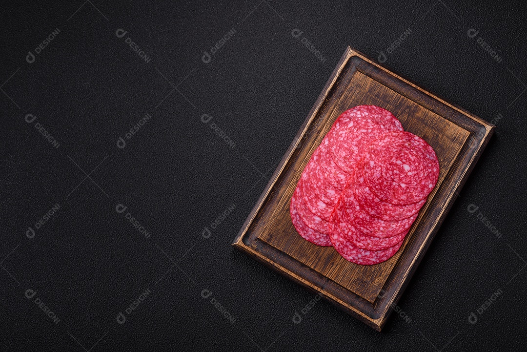 Delicioso salame fatiado em uma mesa de concreto