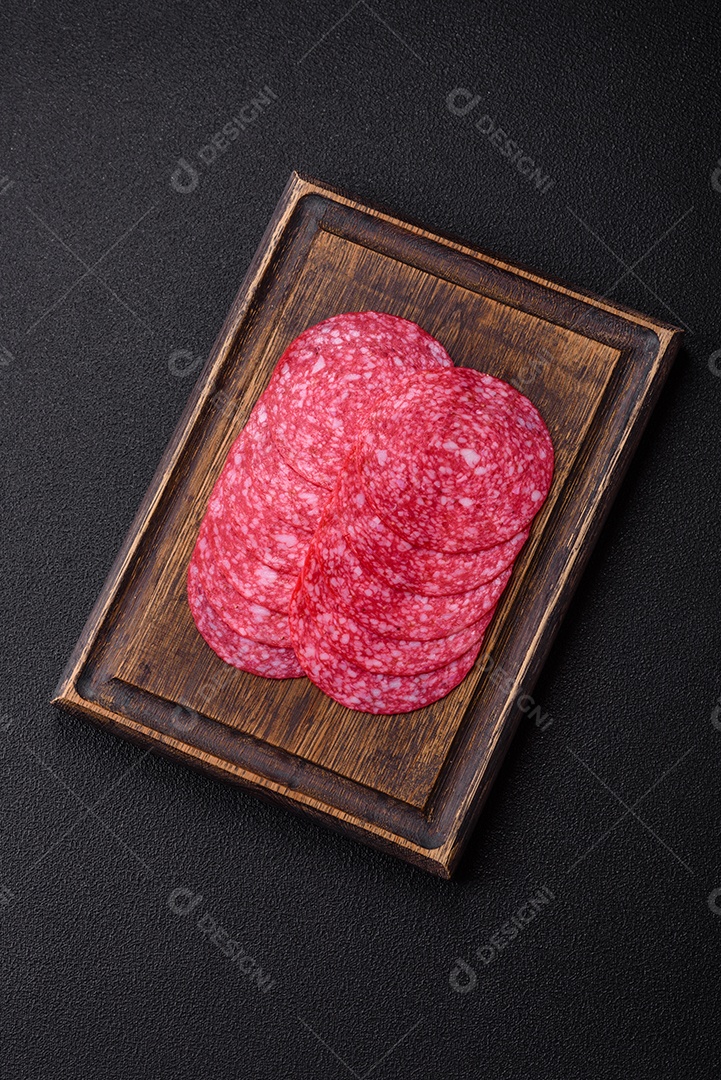 Delicioso salame fatiado em uma mesa de concreto