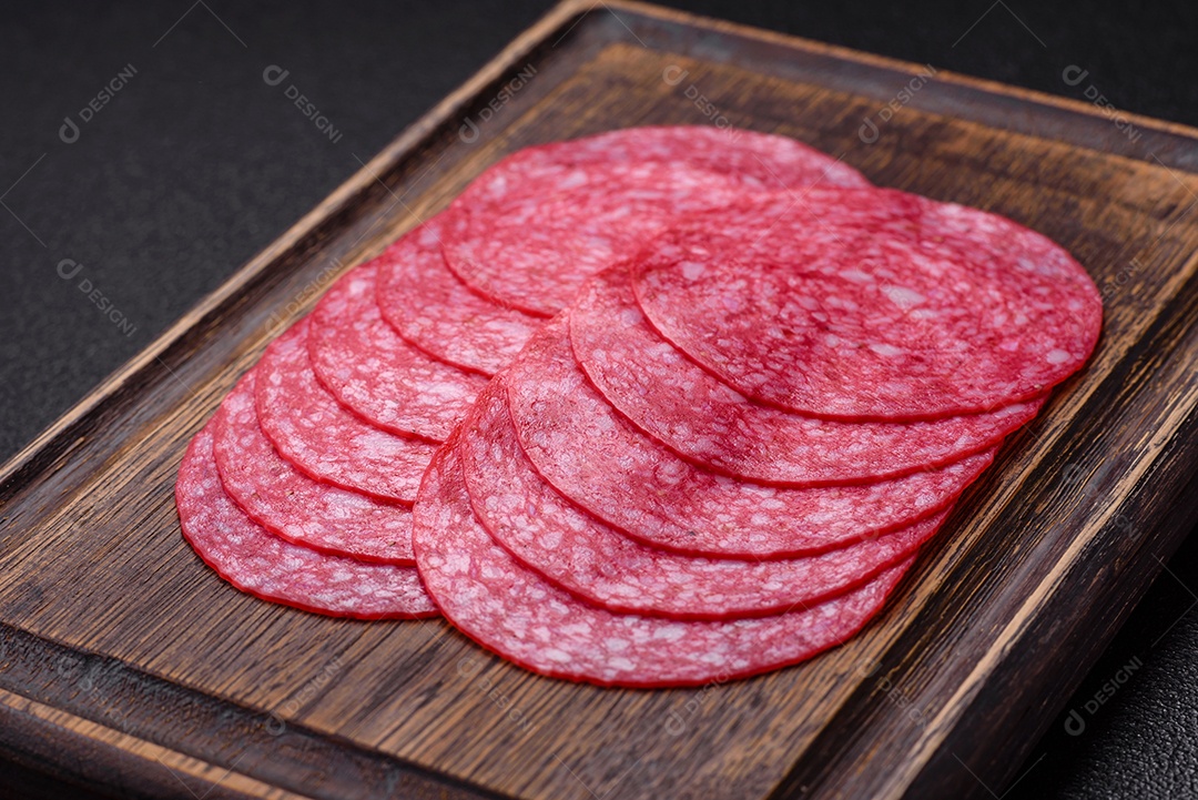 Delicioso salame fatiado em uma mesa de concreto