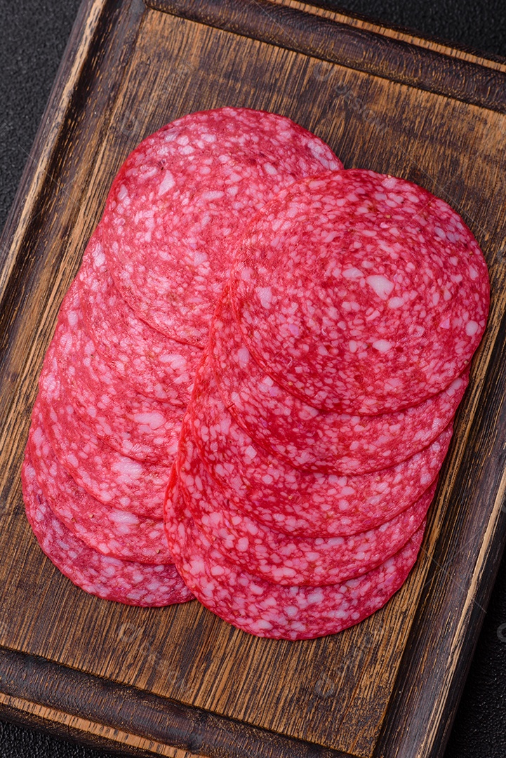 Delicioso salame fatiado em uma mesa de concreto