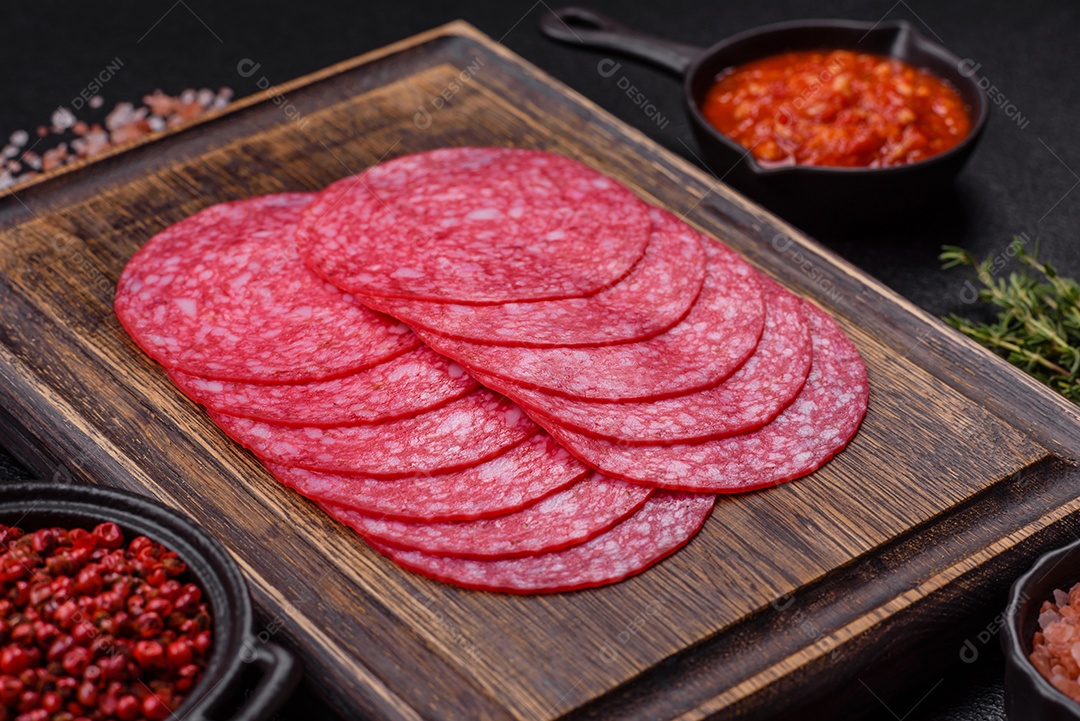 Delicioso salame fatiado em uma mesa de concreto