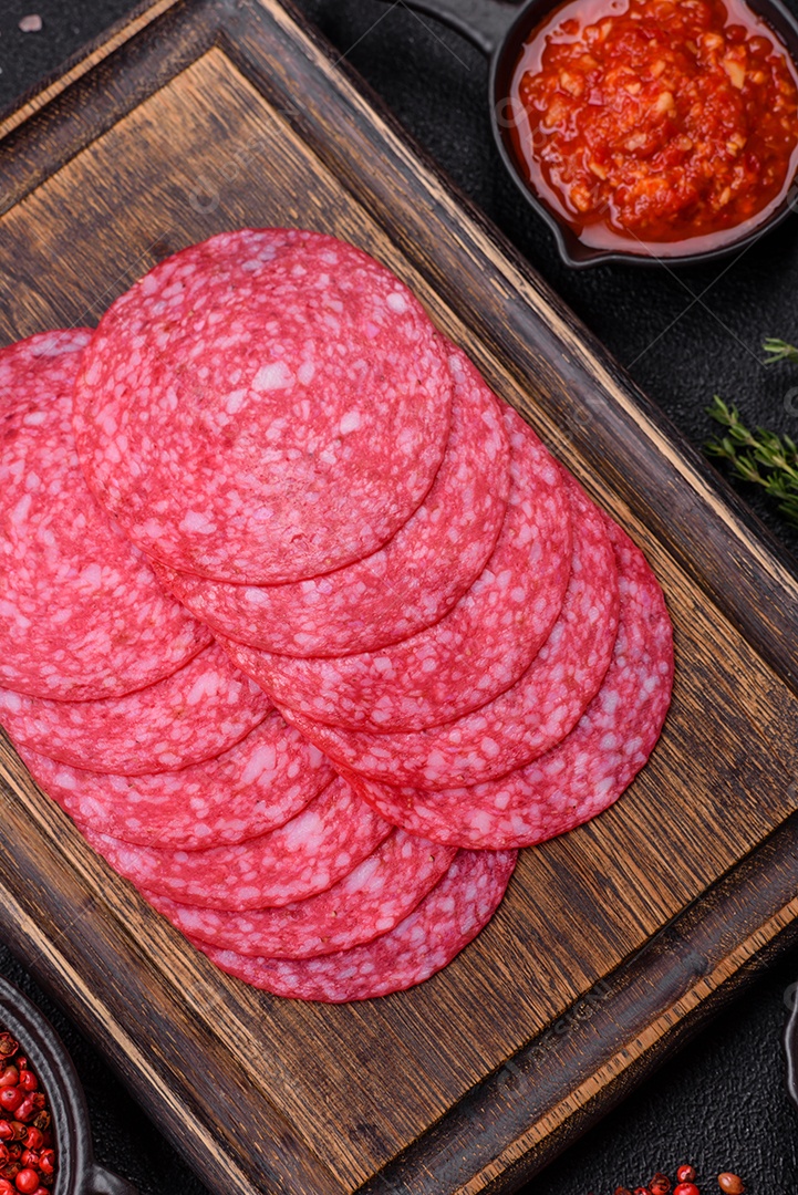 Delicioso salame fatiado em uma mesa de concreto
