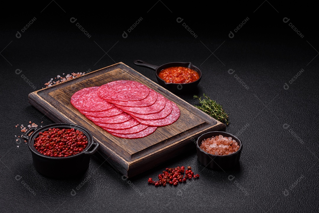 Delicioso salame fatiado em uma mesa de concreto