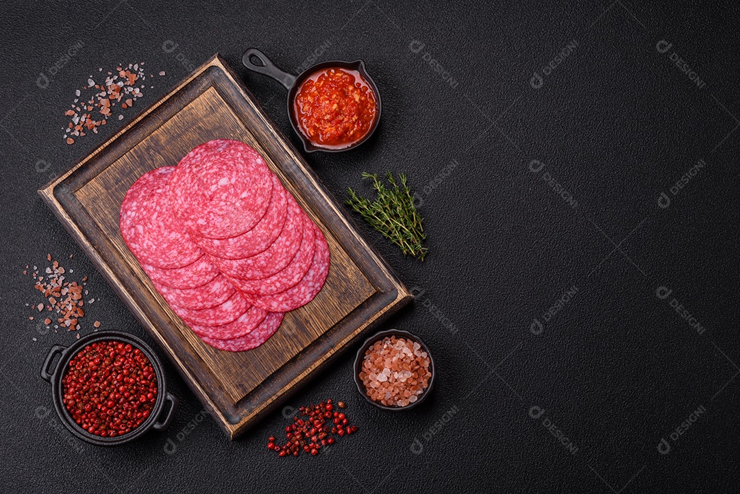 Delicioso salame fatiado em uma mesa de concreto