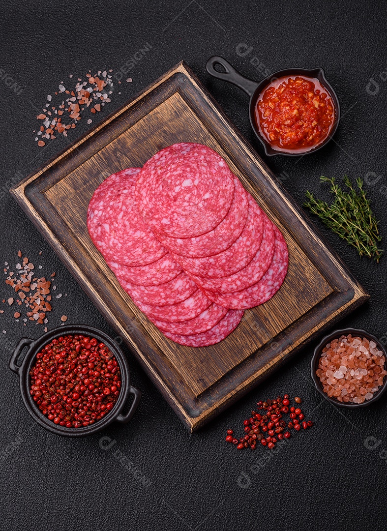 Delicioso salame fatiado em uma mesa de concreto
