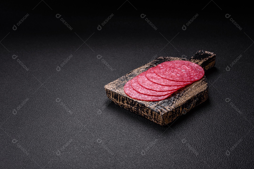 Delicioso salame fatiado em uma mesa de concreto