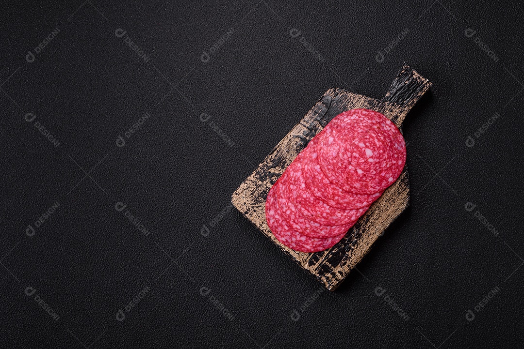 Delicioso salame fatiado em uma mesa de concreto