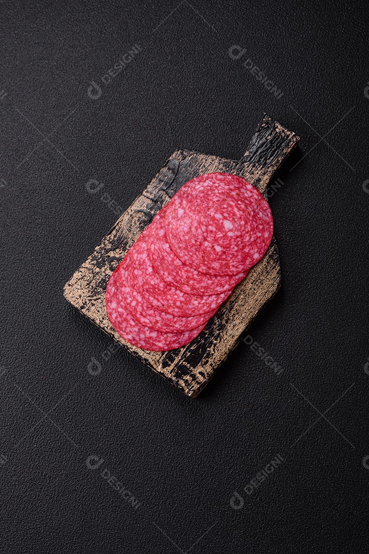 Delicioso salame fatiado em uma mesa de concreto