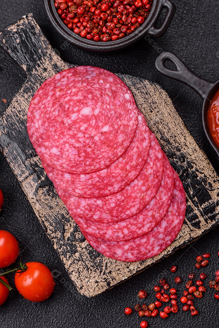 Delicioso salame fatiado em uma mesa de concreto