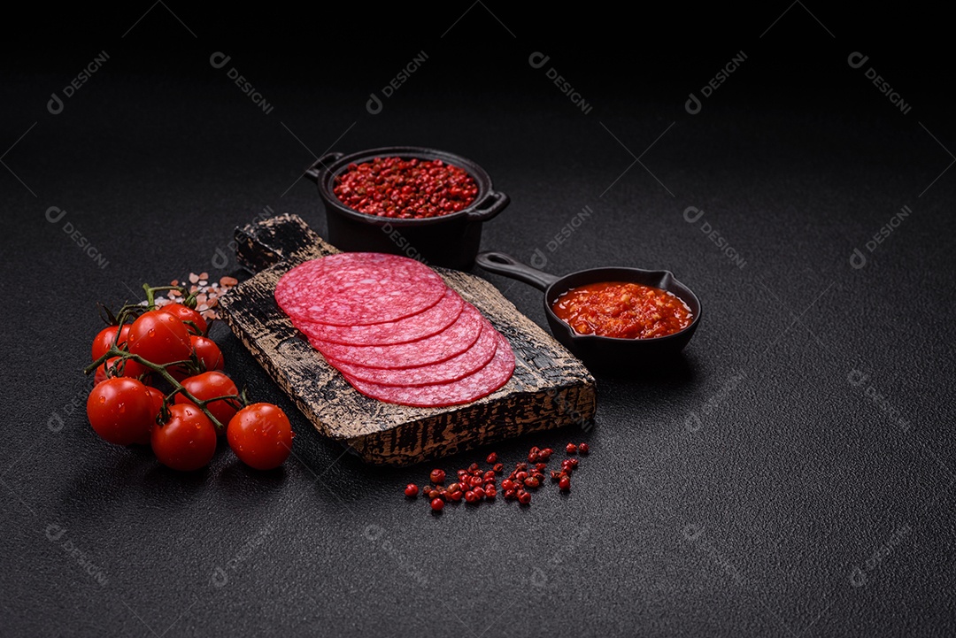 Delicioso salame fatiado em uma mesa de concreto