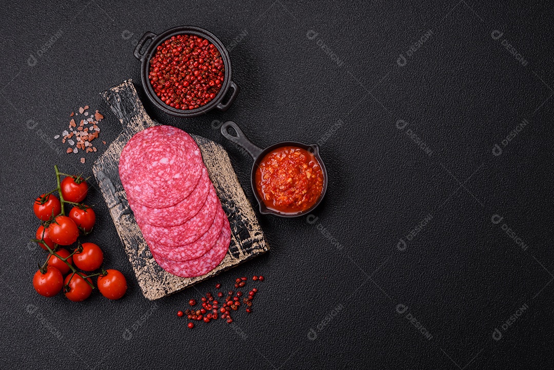 Delicioso salame fatiado em uma mesa de concreto