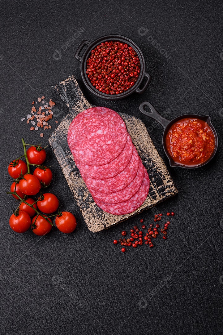 Delicioso salame fatiado em uma mesa de concreto