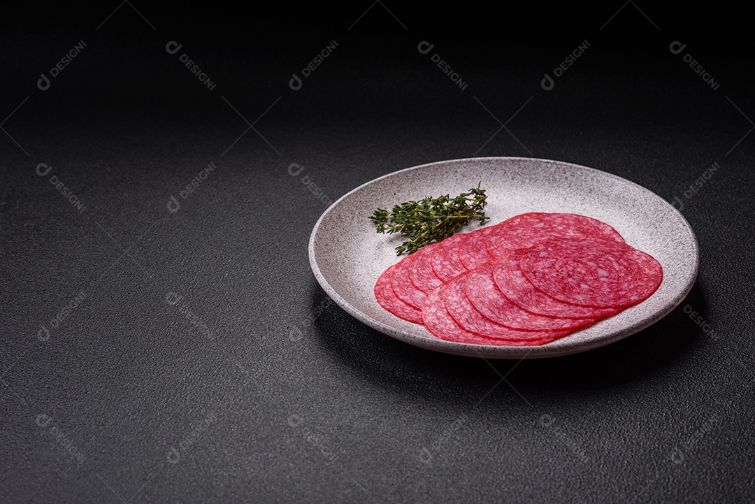 Delicioso salame fatiado em uma mesa de concreto