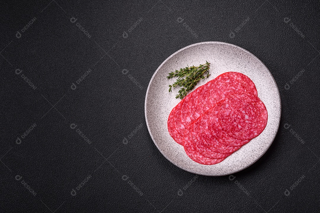 Delicioso salame fatiado em uma mesa de concreto