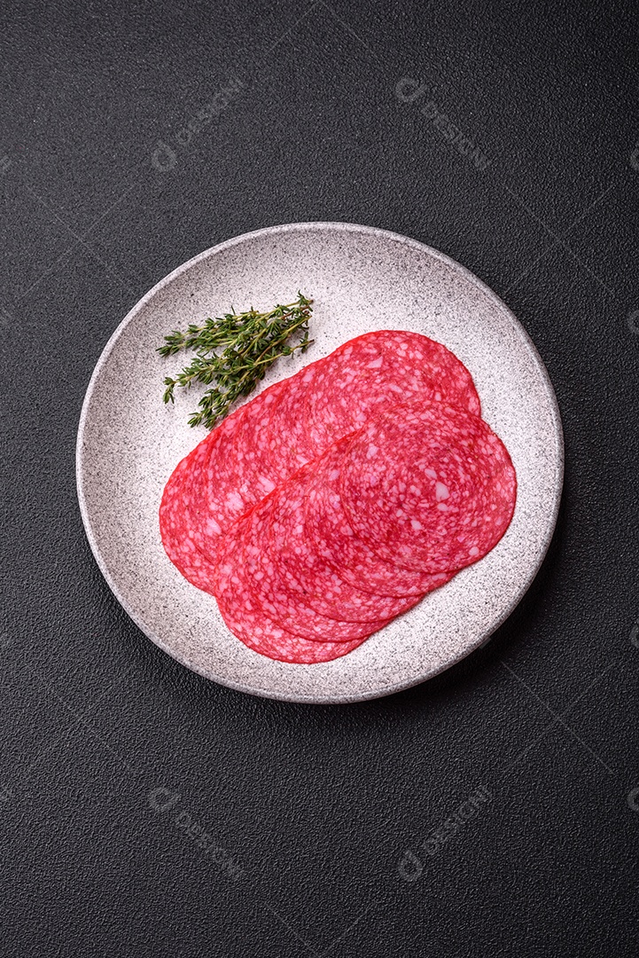 Delicioso salame fatiado em uma mesa de concreto