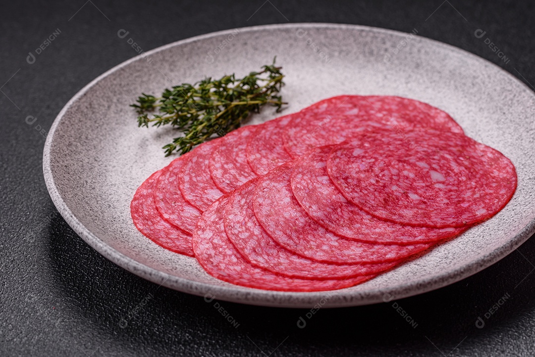 Delicioso salame fatiado em uma mesa de concreto