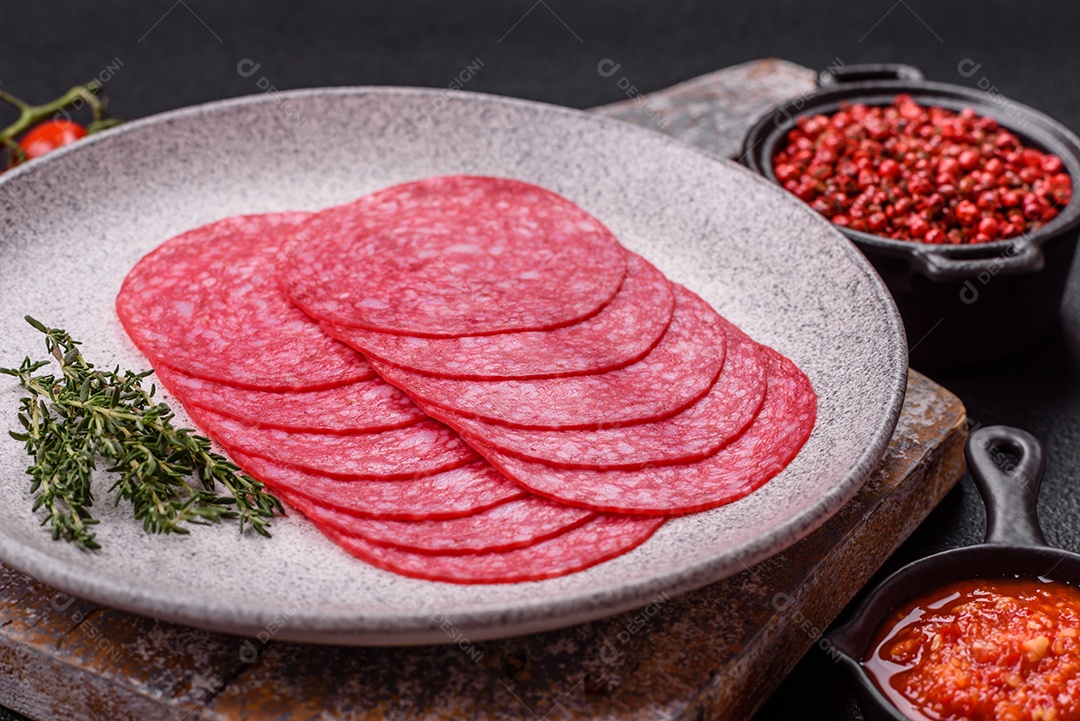 Delicioso salame fatiado em uma mesa de concreto