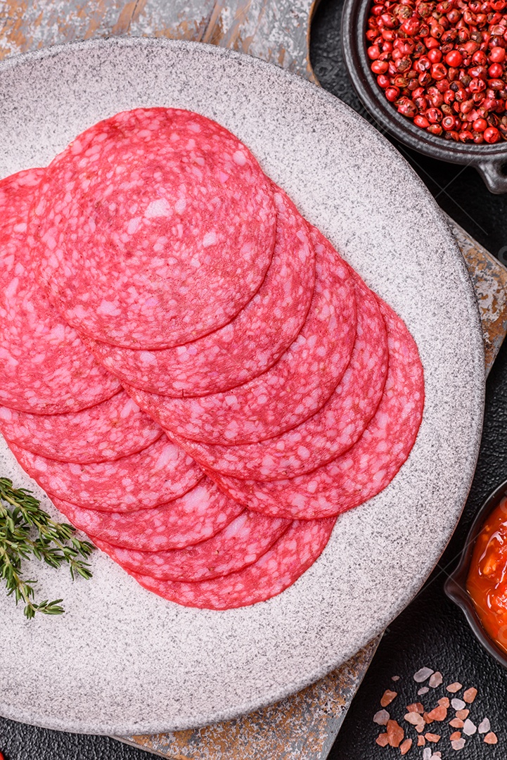 Delicioso salame fatiado em uma mesa de concreto