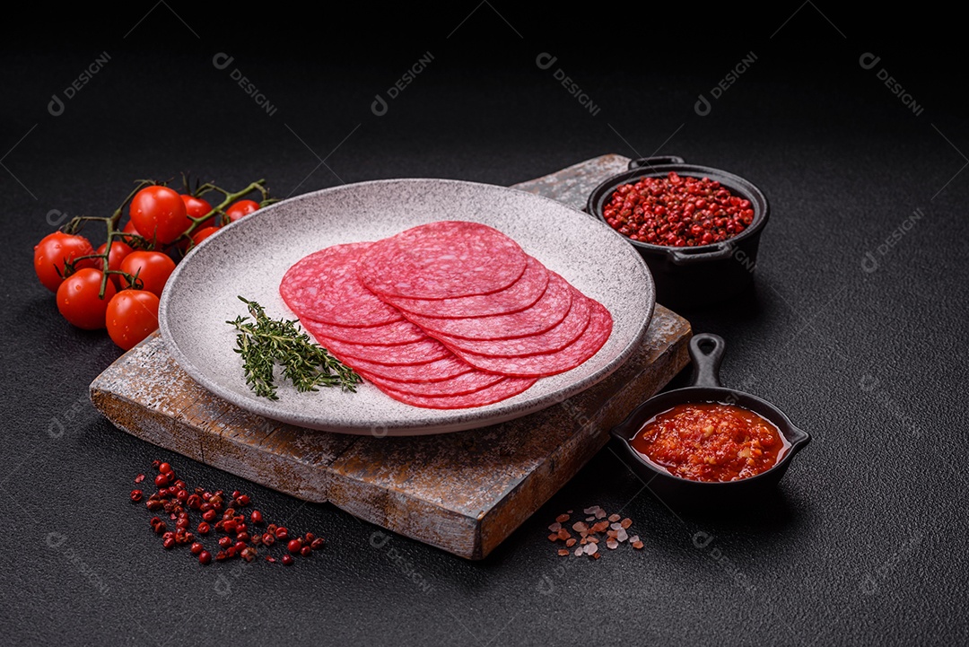 Delicioso salame fatiado em uma mesa de concreto