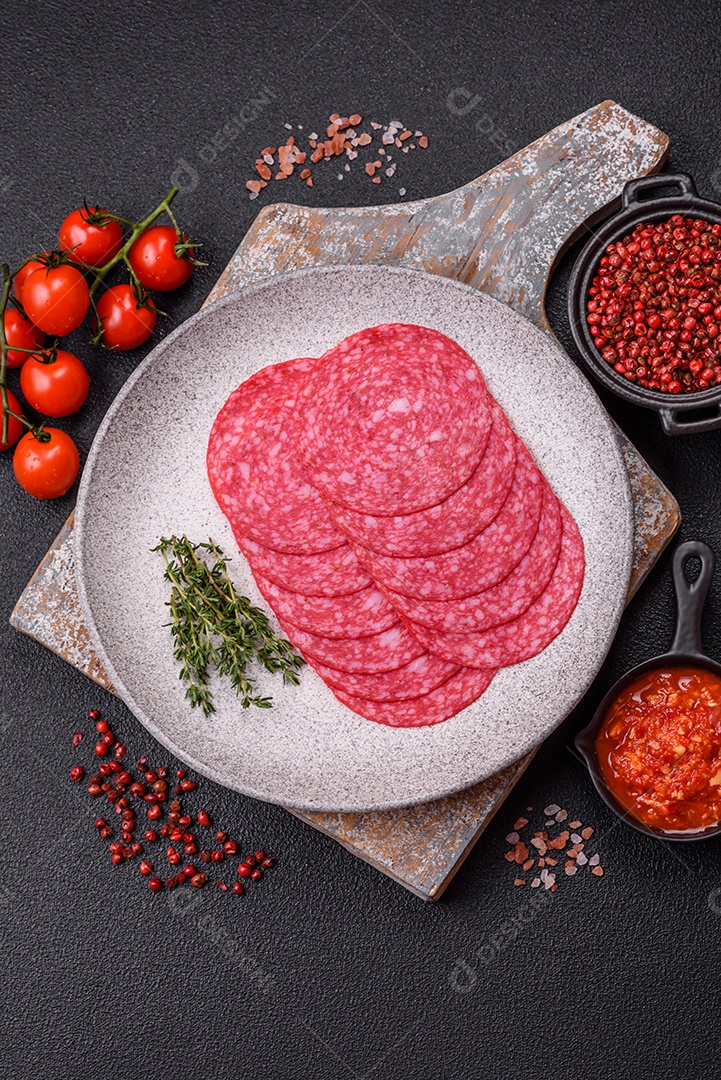 Delicioso salame fatiado em uma mesa de concreto