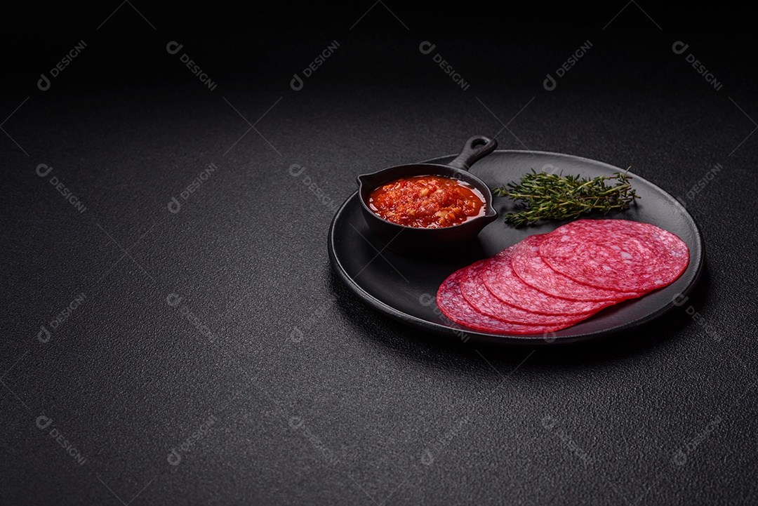 Delicioso salame fatiado em uma mesa de concreto