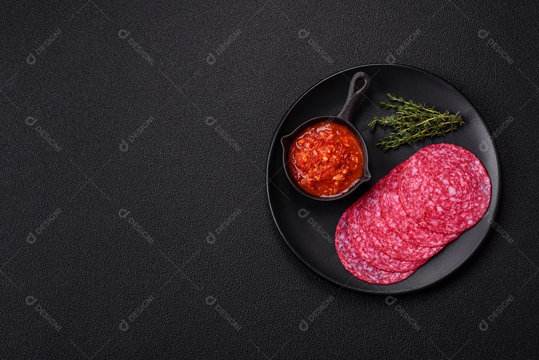 Delicioso salame fatiado em uma mesa de concreto