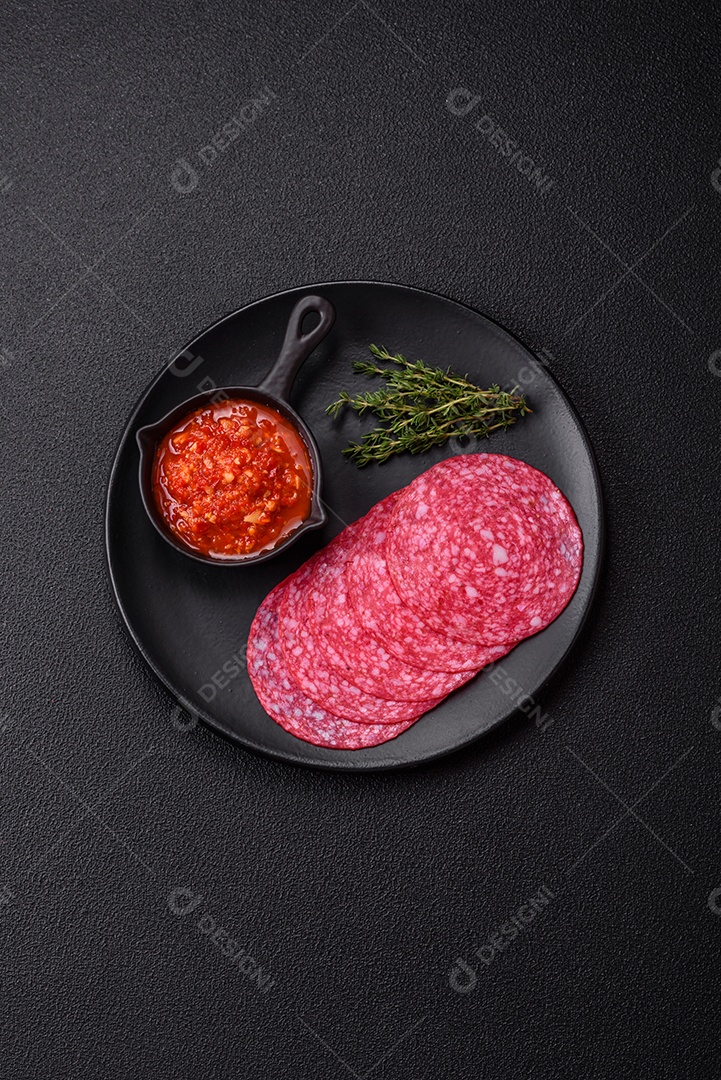 Delicioso salame fatiado em uma mesa de concreto