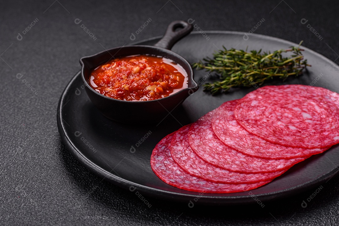 Delicioso salame fatiado em uma mesa de concreto