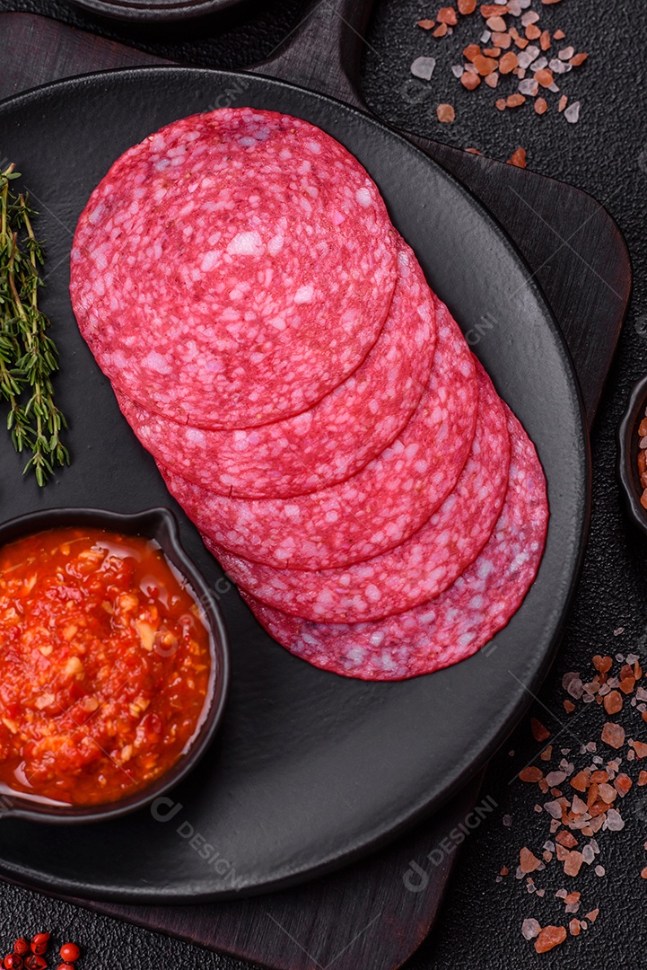 Delicioso salame fatiado em uma mesa de concreto