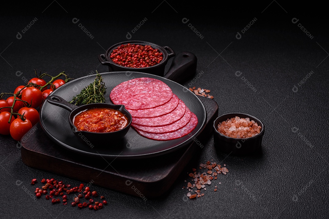 Delicioso salame fatiado em uma mesa de concreto